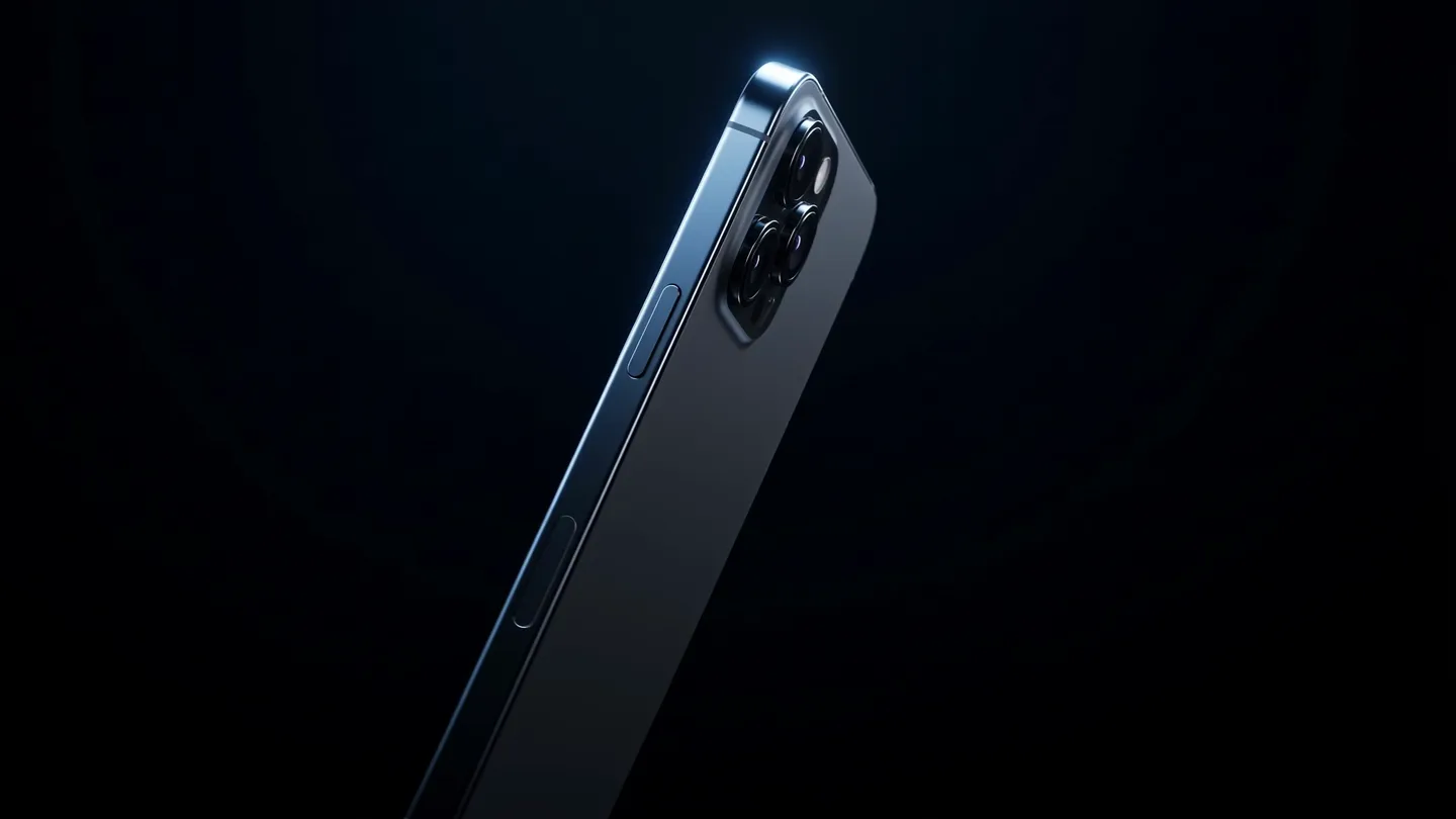Detalhe em close do iPhone em titânio sob luz azul.